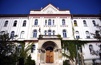 Elsőéves hallgatók irodalom- és nyelvtudományi konferenciája.