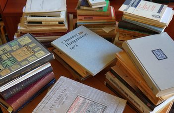 Könyvadomány az ELTE BTK KITI könyvtárának