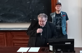Metál az ész (Qubit)